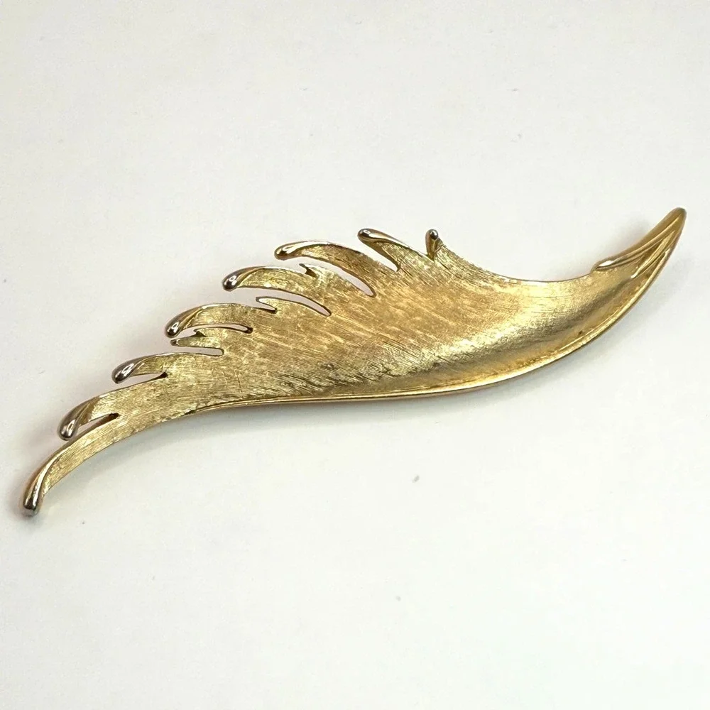 Vintage Crown Trifari Gold Feather Brooch‎ – Long Textured Statement Pin